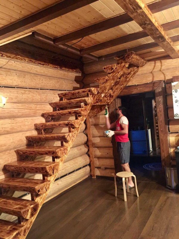 Лестница из бревна на второй этаж