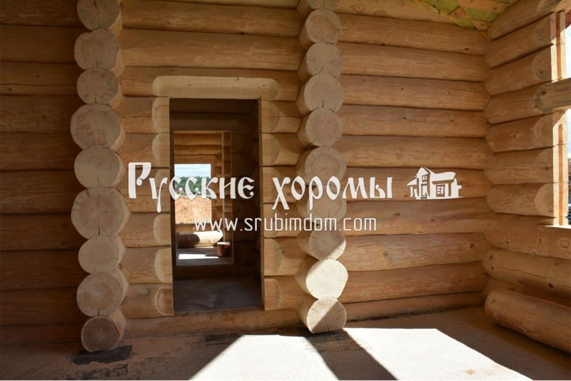 Проем для двери в срубе из оцилиндрованного бревна