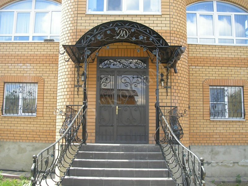 Кованые навесы над крыльцом