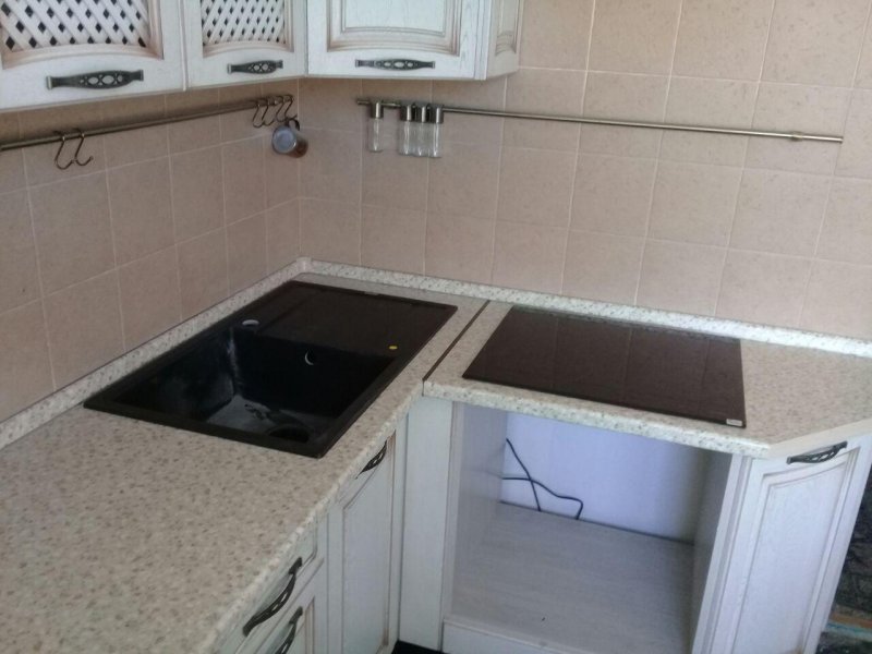 Стык столешницы под мойкой