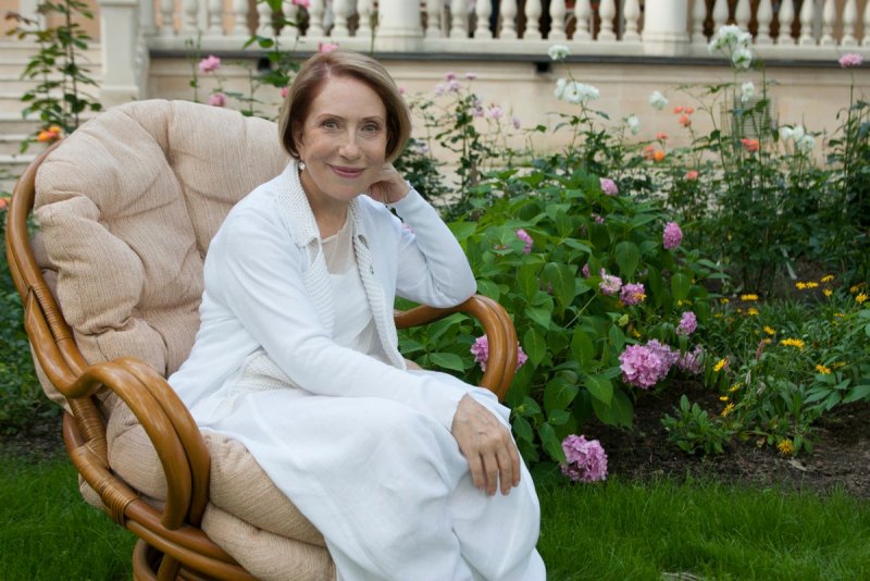 Чурикова Инна улыбается