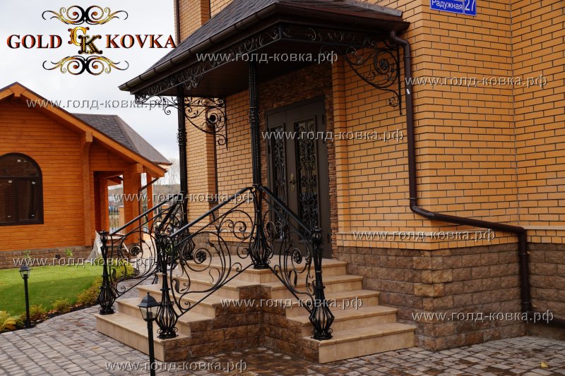 Боковое крыльцо частного дома с навесом