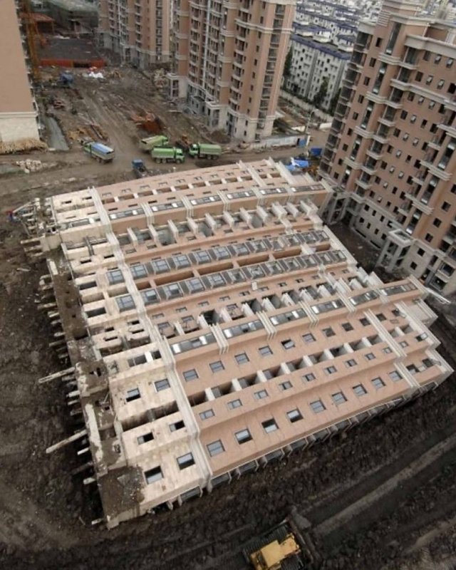 Упал многоэтажный дом в Китае