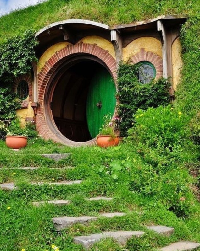 «The Hobbit House» («дом хоббитов»)