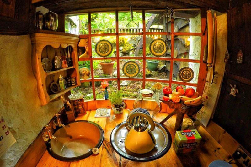 «The Hobbit House» («дом хоббитов»)