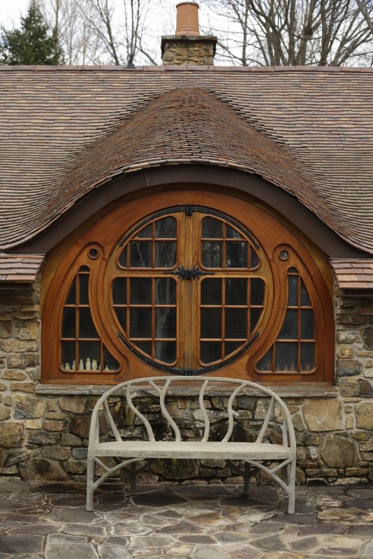 «The Hobbit House» («дом хоббитов»)