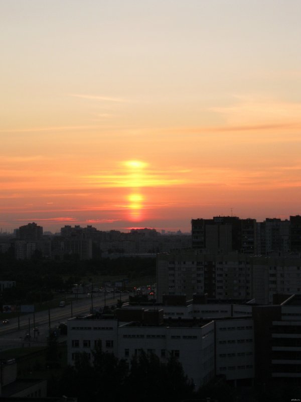 Рассвет в городе из окна