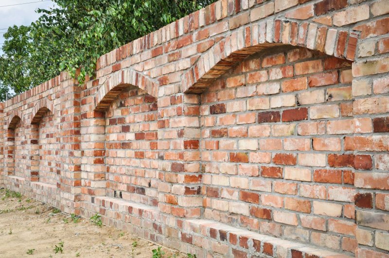 Забор из кирпича под старину