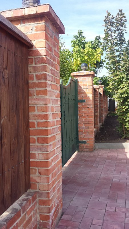 Забор из старого красного кирпича