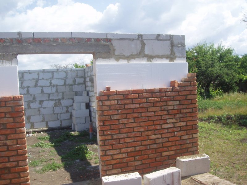 Фасад из кирпича ручной формовки