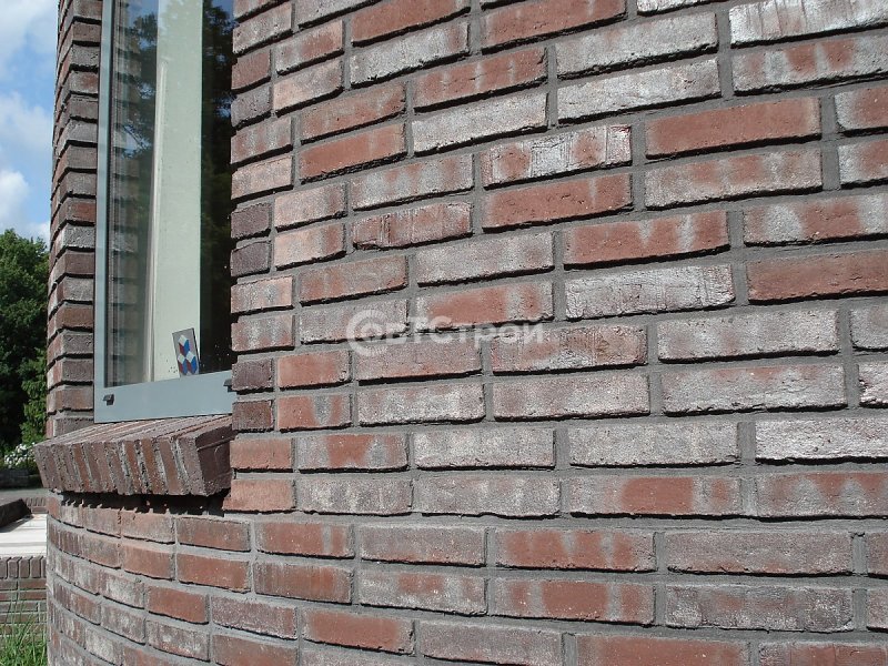 Дом из красного кирпича