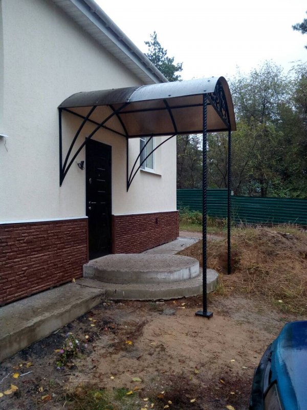 Козырёк над крыльцом