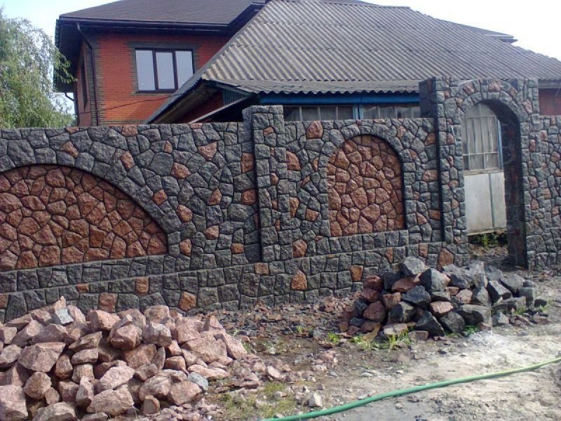 Забор из бутового камня