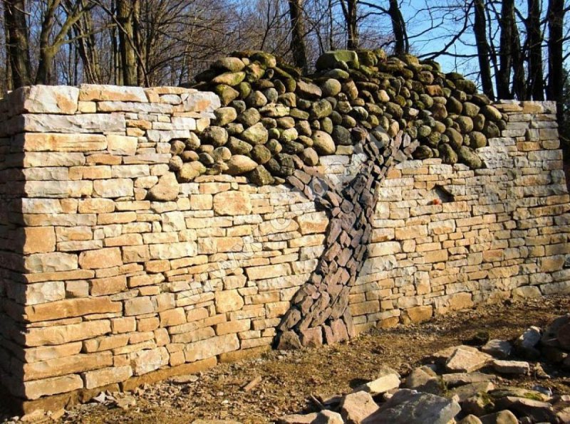 Забор из бутового камня