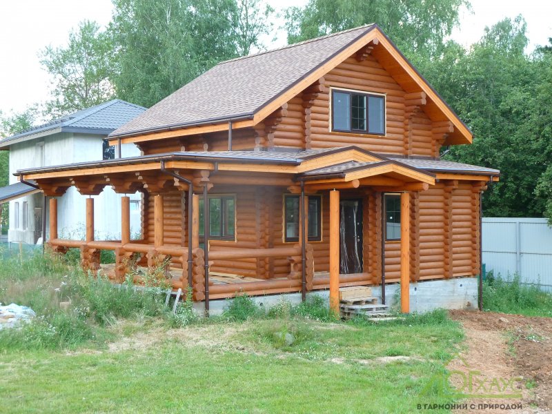 Дом из бревна с верандой