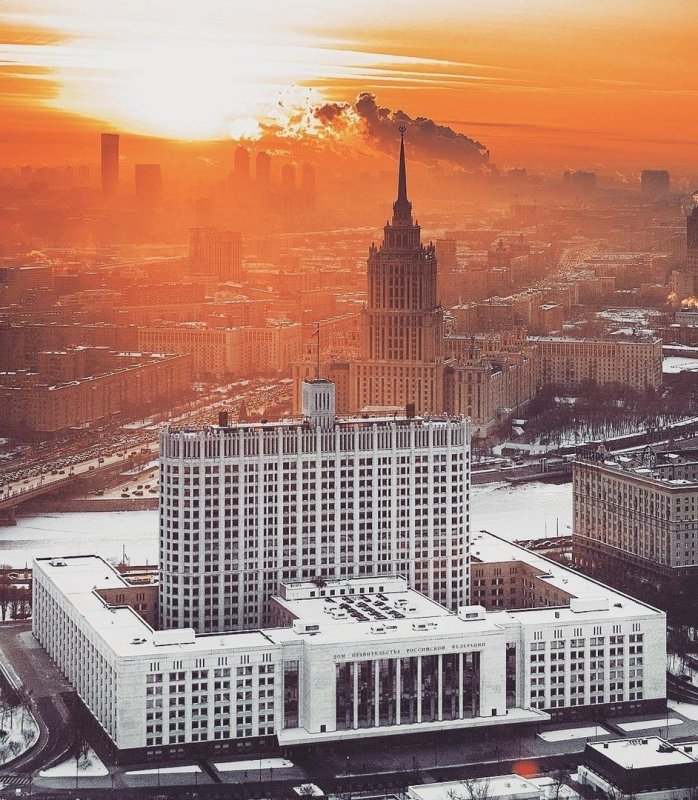 Белый дом (здание правительства РФ В Москве). Архитектор д.н. Чечулин