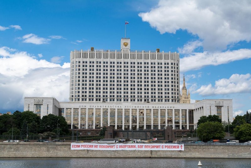 Дом правительства РФ на Краснопресненской набережной 1993