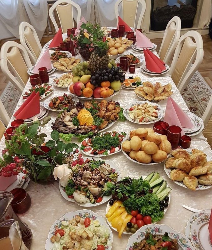 Красиво накрытый стол
