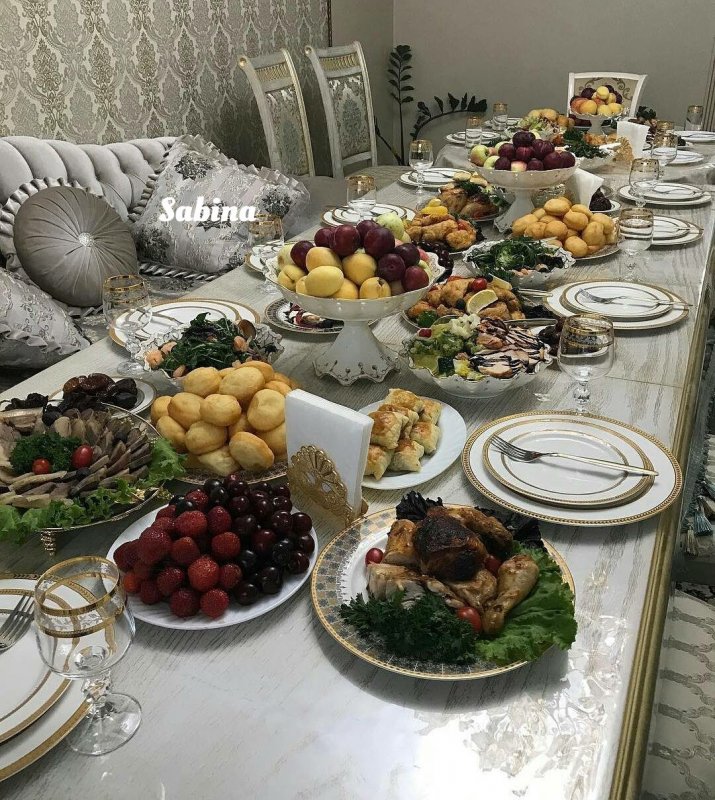 Красиво накрытый стол