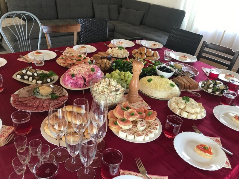 Накрыть праздничный стол
