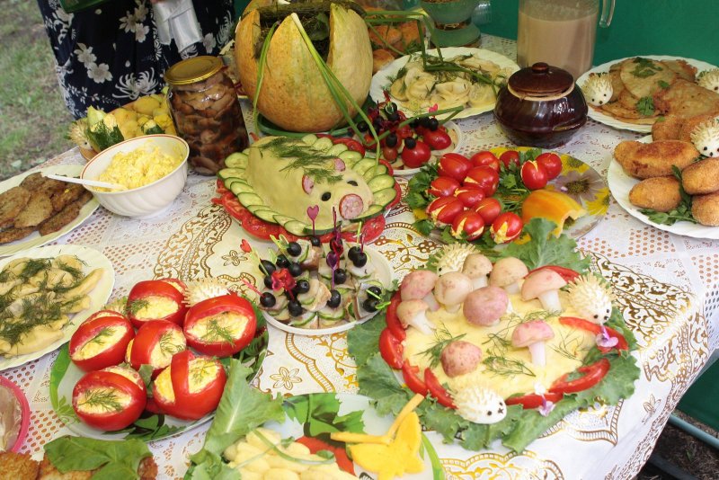 Вкусно накрытый стол