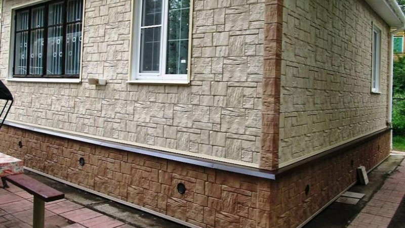 Отделка цоколя панелями под камень
