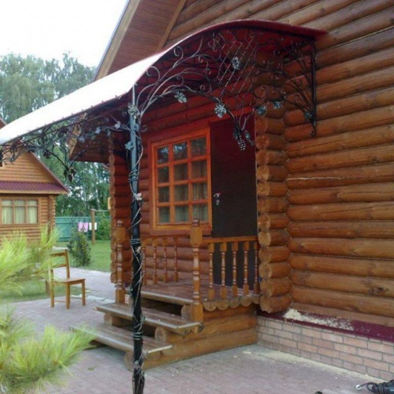 Козырек в бревенчатом доме