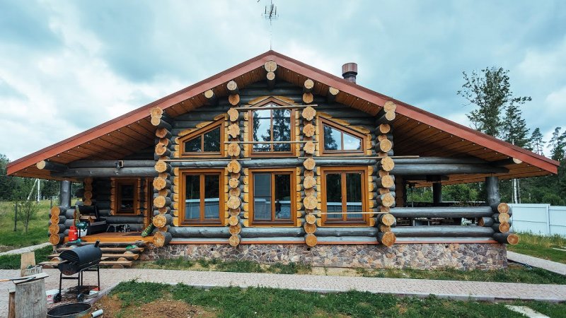 Рубленный дом с панорамными окнами