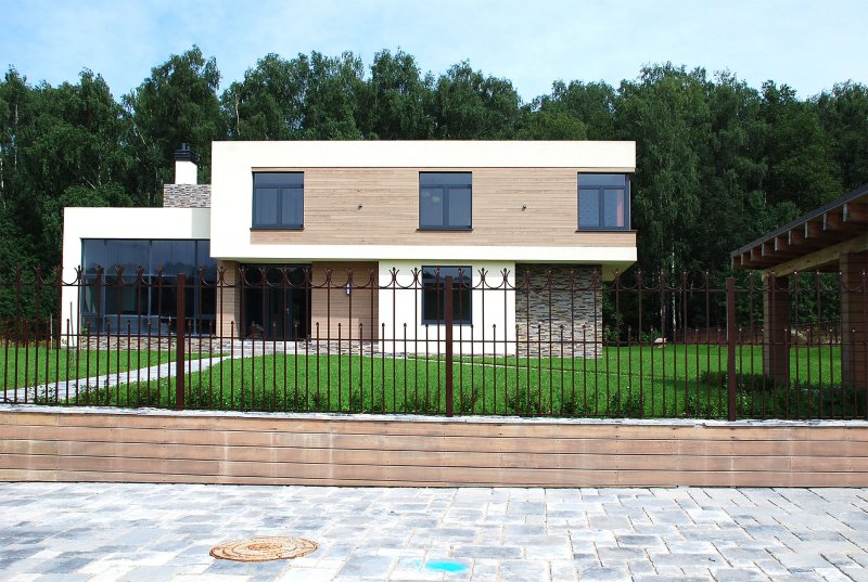 Забор для дома с плоской крышей