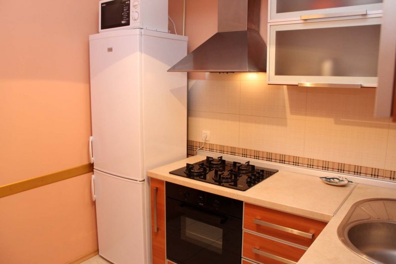 Интерьер кухни 6кв м с холодильником и газовой плитой