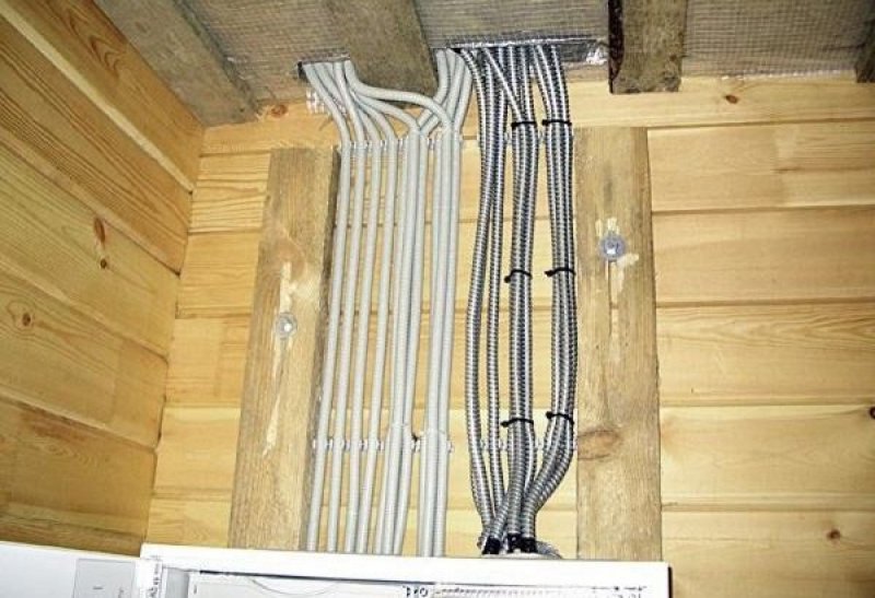 Открытая электропроводка в деревянном доме