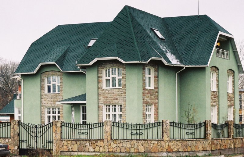 Фасады домов с зеленой крышей