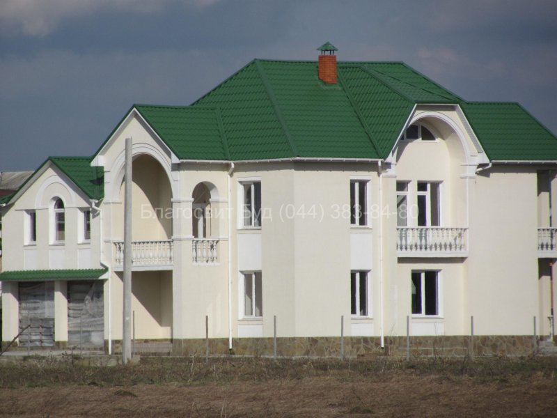 Фасады домов с зеленой крышей