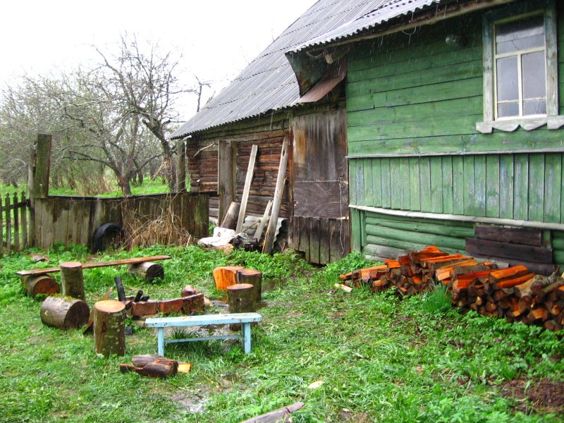 Деревенский дом двор