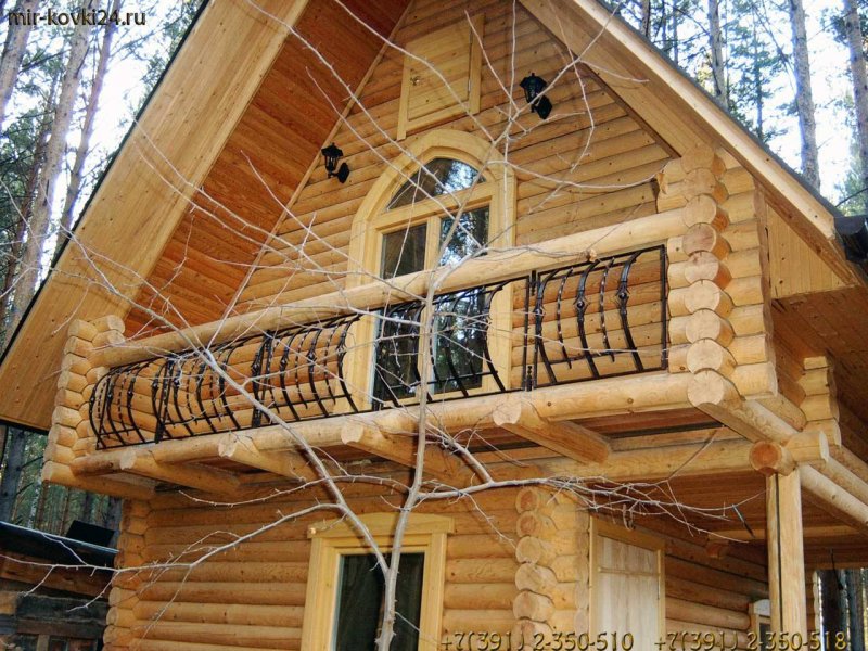 Консольный балкон в деревянном доме