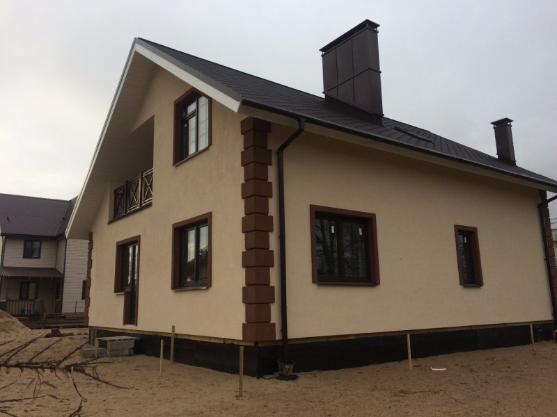 Оштукатуренный дом из газобетона
