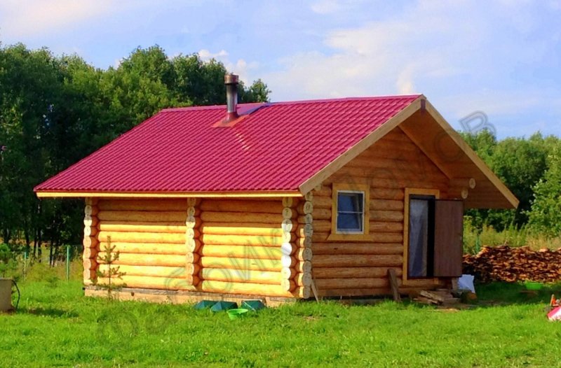 Баня с красной крышей