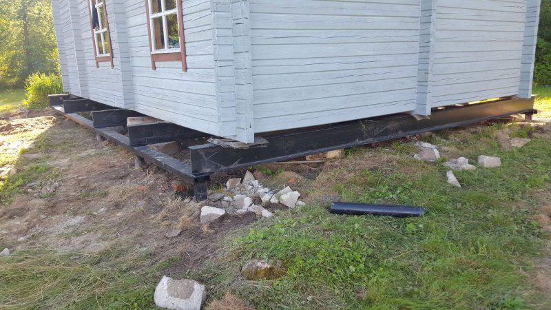 Подъем дома на винтовые сваи