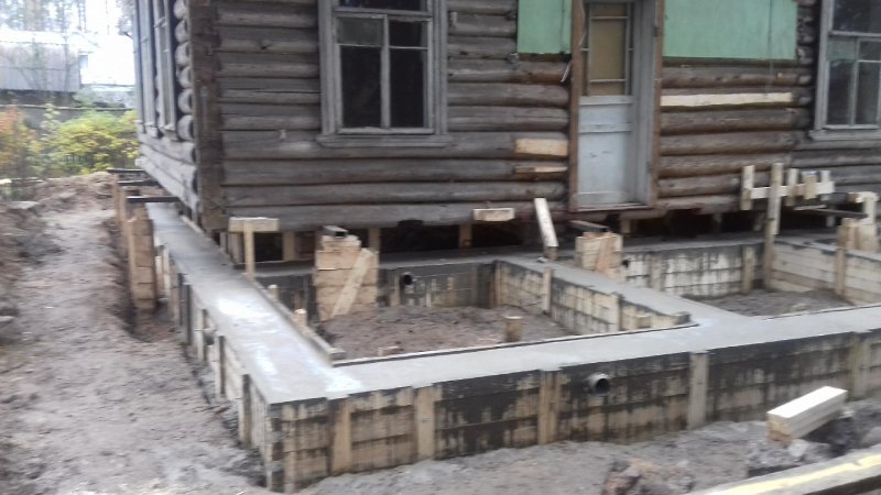 Стройка вокруг старого дома