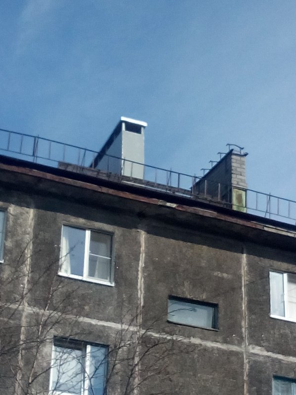 Вентиляционная труба на крыше многоэтажки
