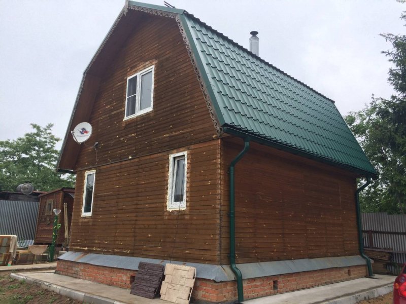 Дача с ломаной крышей