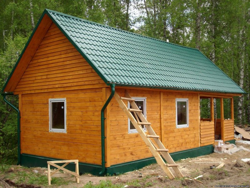 Дачный домик с зеленой крышей