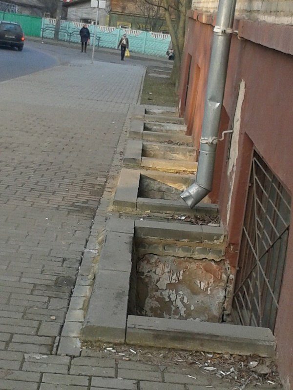 Приямок в цокольном этаже
