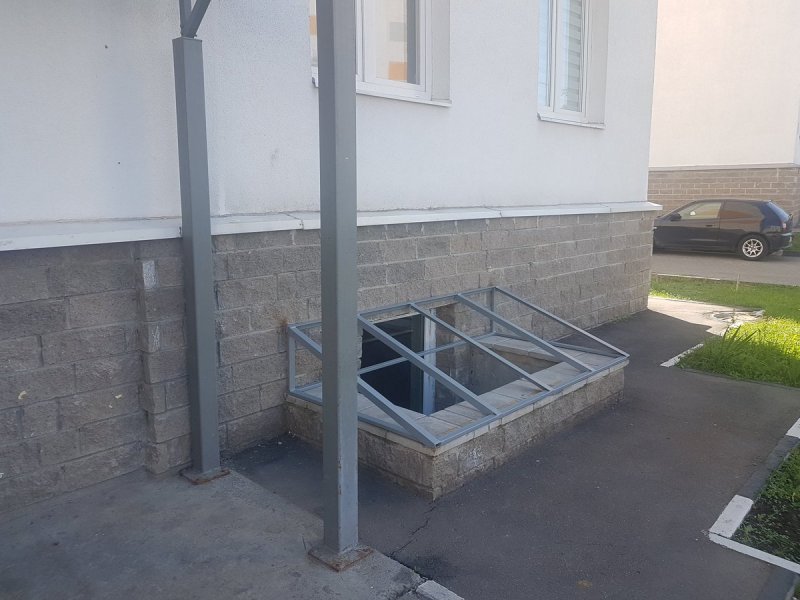Окна в приямках