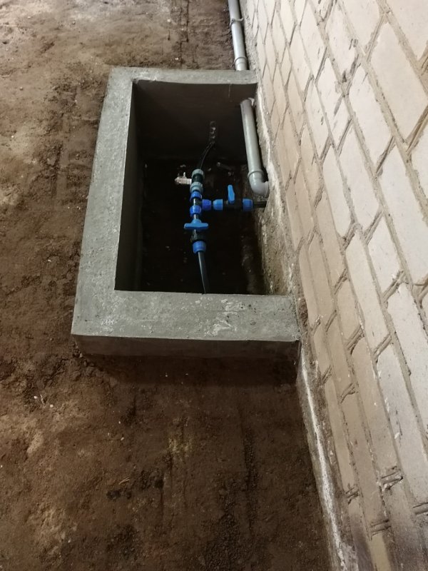 Приямок для слива воды с теплосети