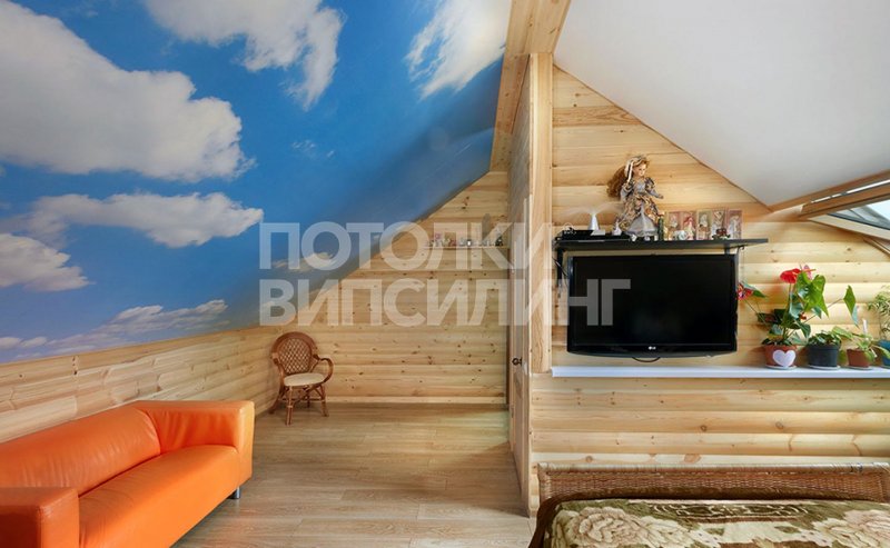 Натяжной потолок с фотопечатью на мансарде