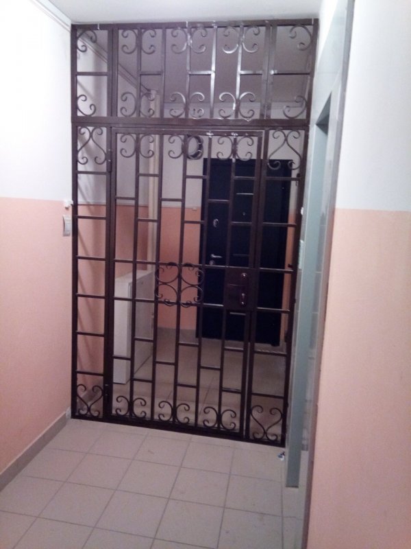 Решетка в подъезде на этаже