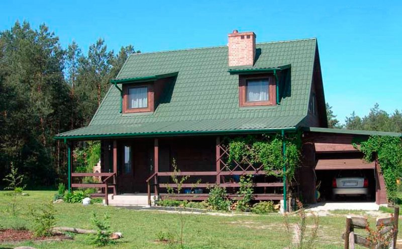 Дачный дом с мансардой террасой и красивой крышей