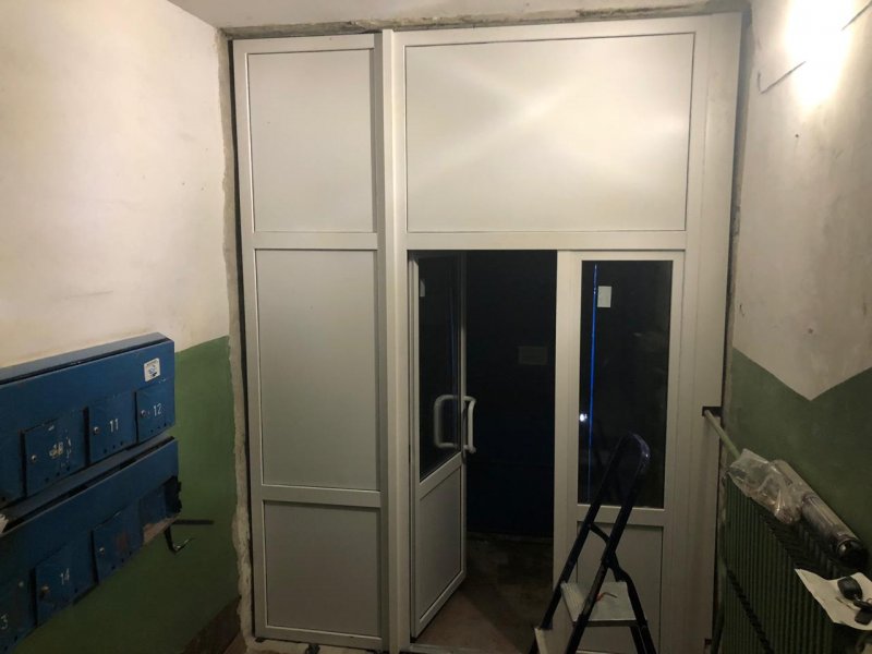 Дверь в тамбуре многоквартирного