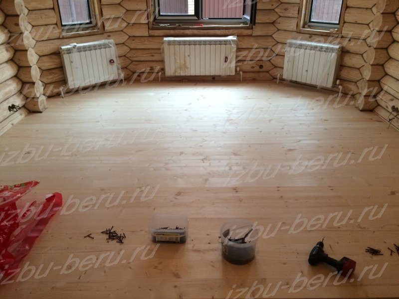 Пол в доме из оцилиндрованного бревна
